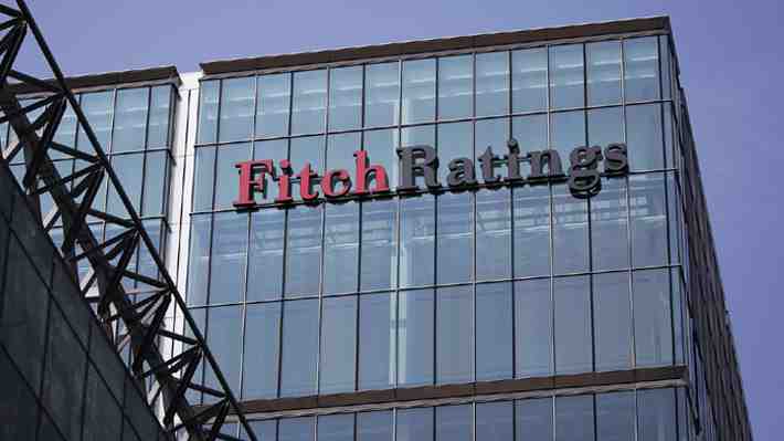 Fitch discrepa con las proyecciones de déficit fiscal de Hacienda: será más alto