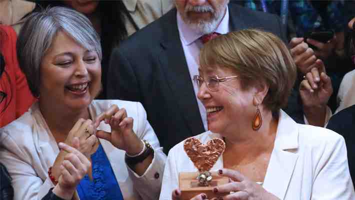 Bachelet aparece con ministra Jara