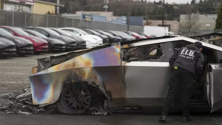 Se multiplican los atentados contra los Tesla y fiscal general de EE.UU. habla de “terrorismo interno”