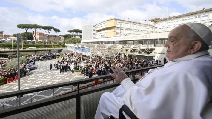 Médico que trató al papa: &#34;Tuvimos que elegir entre dejarlo ir o probar con todo&#34;