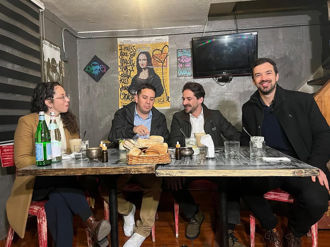 Con agua mineral italiana, Winter desayuna en Bajos de Mena con Toledo y Vodanovic
