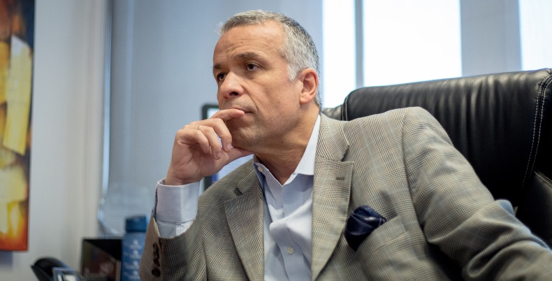 Tohá ficha para su campaña a severo crítico del FA: Óscar Landerretche