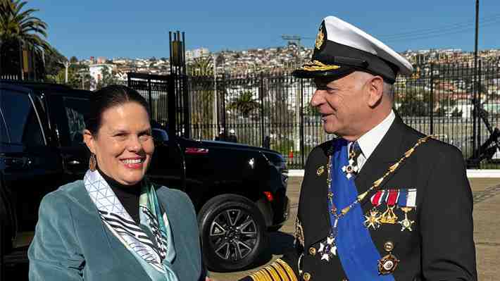 Maya Fernández reaparece en ceremonia de la Armada