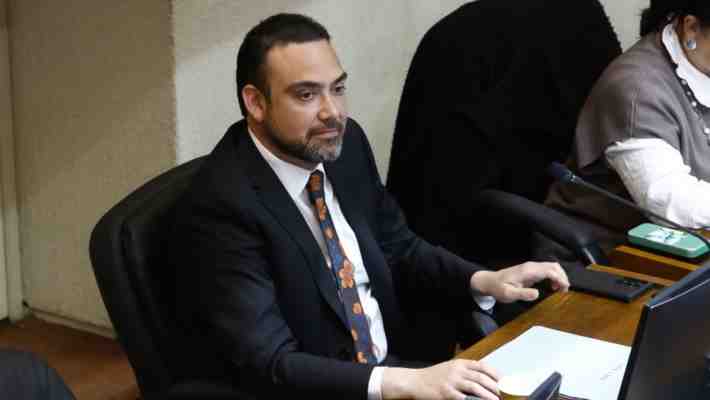 Senador Bianchi anuncia querella contra expresidentes por asignaciones
