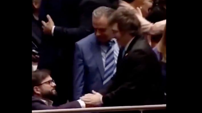 91% de lectores cree que Boric debió haberse parado a saludar a Milei