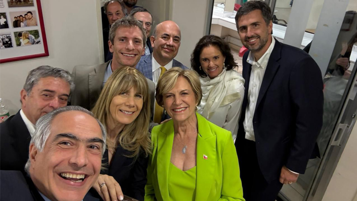 En la recta final, Matthei celebra con mariachis su cumpleaños en Colina