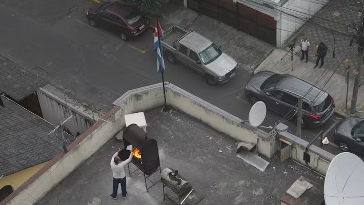 "Parrillada de Papeles": Ecuador denuncia quema de documentos en la Embajada de Cuba
