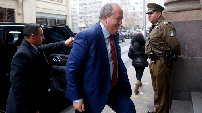 Fiscal Valencia también se puso al día con su deuda universitaria: se tituló en 1996