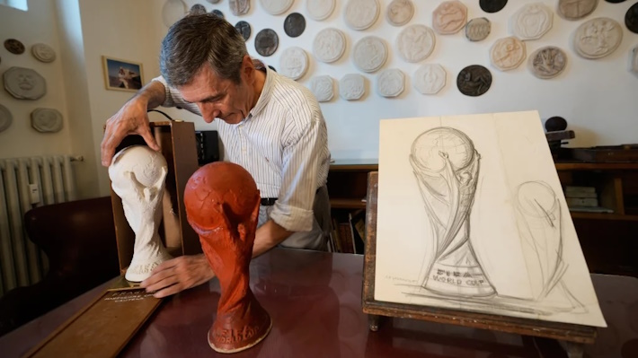 Cómo un escultor italiano creó el trofeo del Mundial que se volvió un ícono